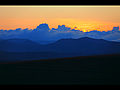 沈む夕日と雲と山の稜線