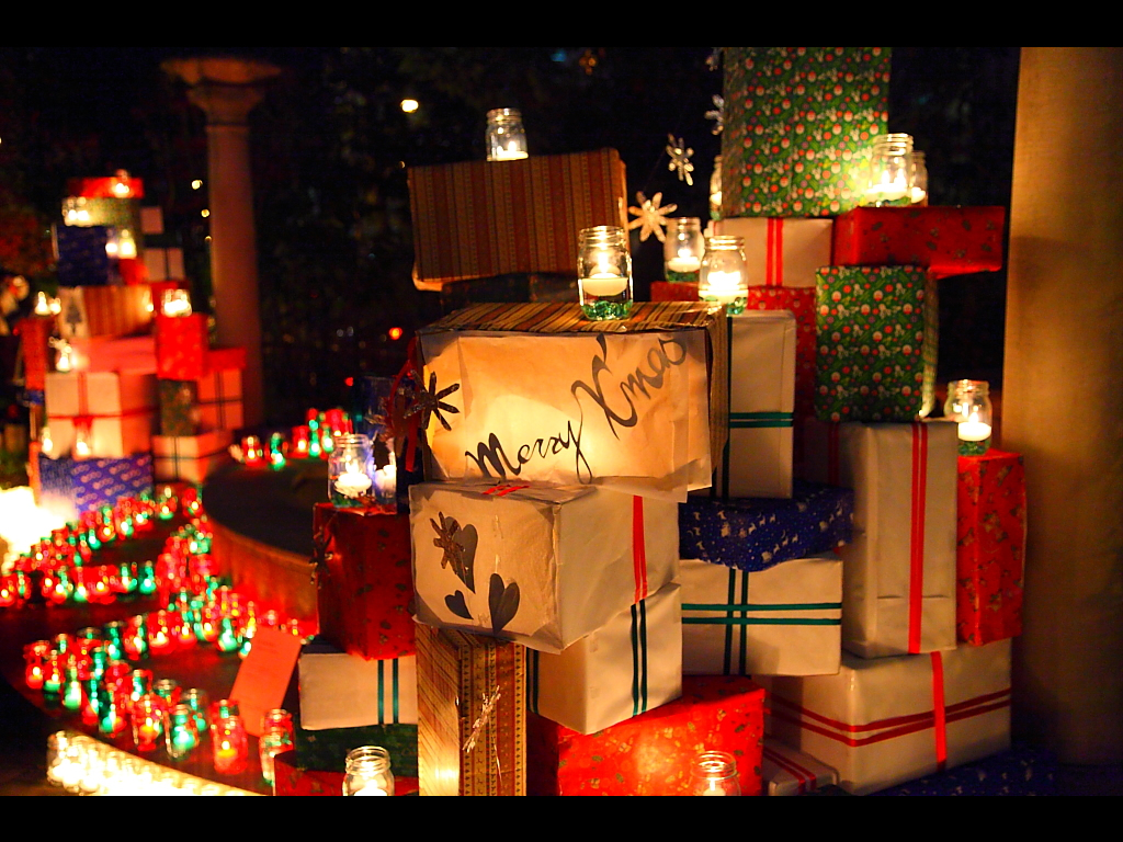 クリスマスプレゼントとキャンドル　左クリックで100万人のキャンドルナイトへ右クリック背景に設定で壁紙へ