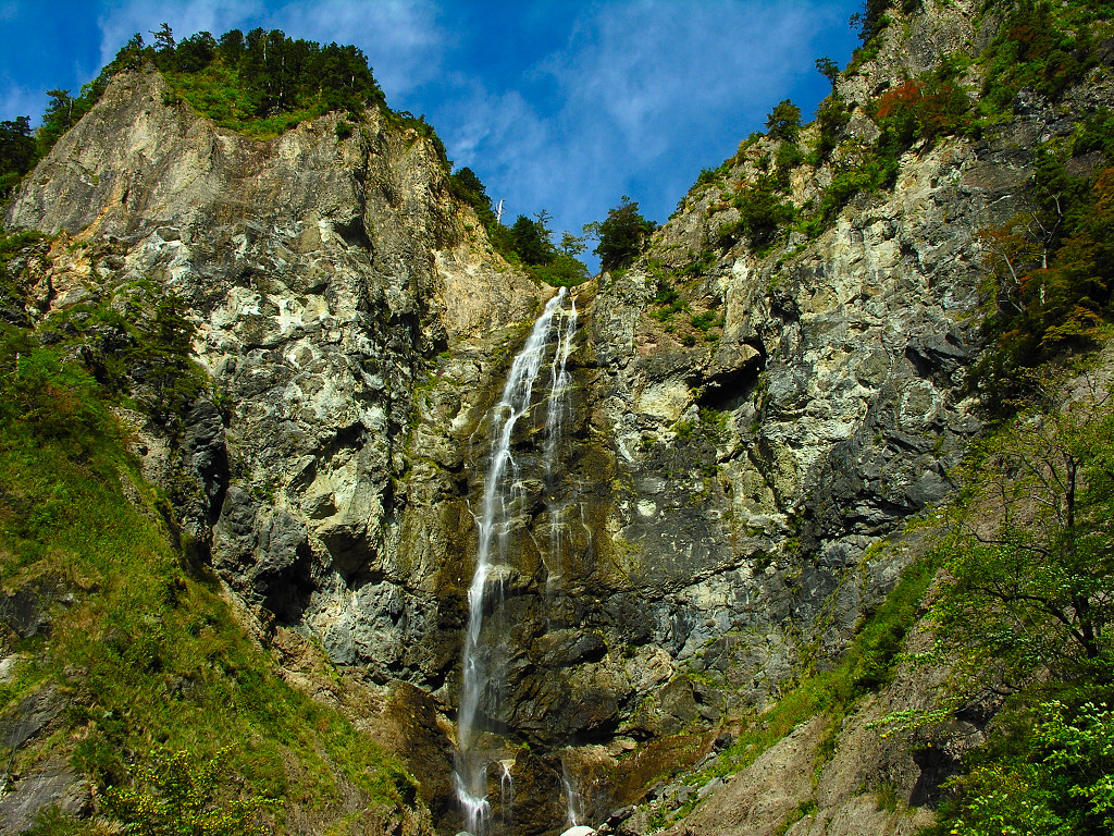 落差86m　ふくべの大滝　左クリックでふくべの大滝へ右クリック背景に設定で壁紙へ