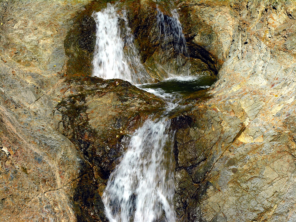 ふくべの大滝・緑の滝壺　左クリックでふくべの大滝へ右クリック背景に設定で壁紙へ