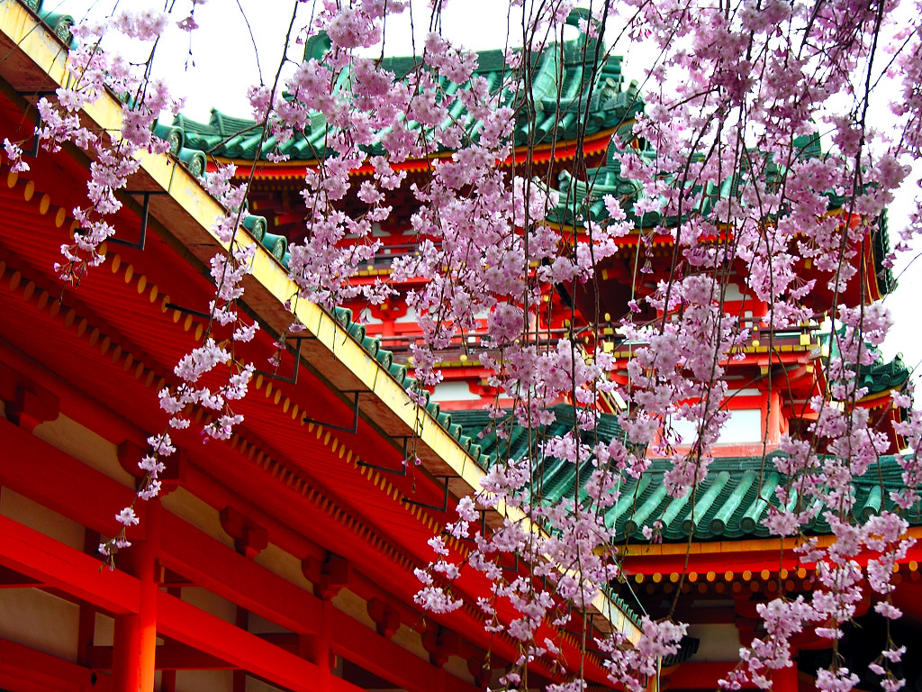朱塗りの白虎楼と神苑の紅しだれ桜