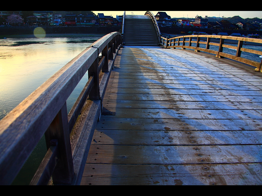 早朝の凍てつく錦帯橋　左クリックで錦帯橋 桜へ右クリック背景に設定で壁紙へ