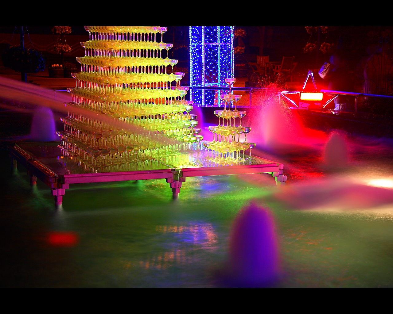 冬の光物語イルミネーション噴水とガラスの樹1280x1024サイズ　左クリックで木曽三川公園センター・冬の光物語イルミネーションへ右クリック背景に設定で壁紙へ