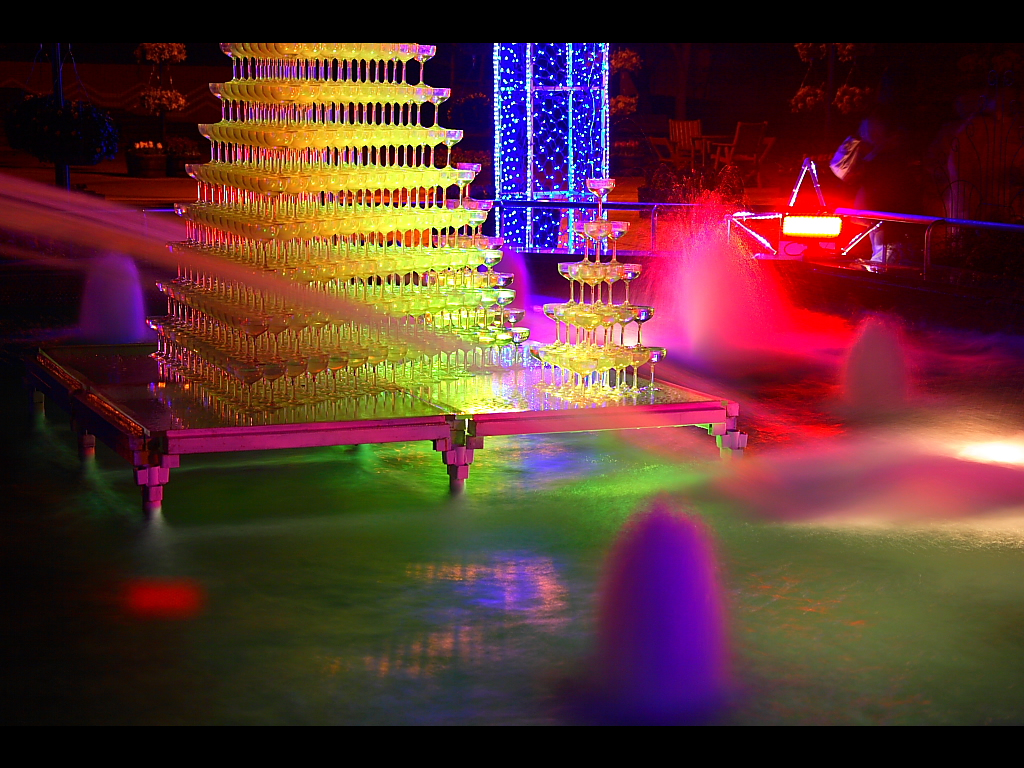 ガラスの樹と噴水の色変化　左クリックで木曽三川公園センター・冬の光物語イルミネーションへ右クリック背景に設定で壁紙へ