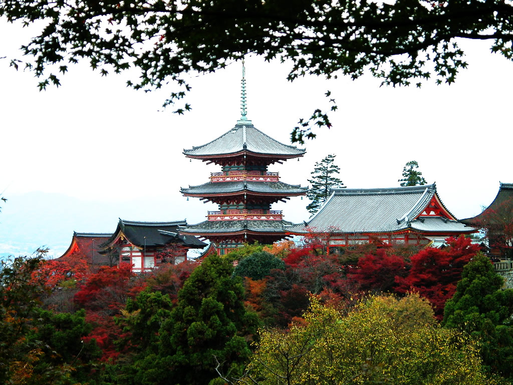 Koyasu's tower -- three steps of towers seen from the neighborhood