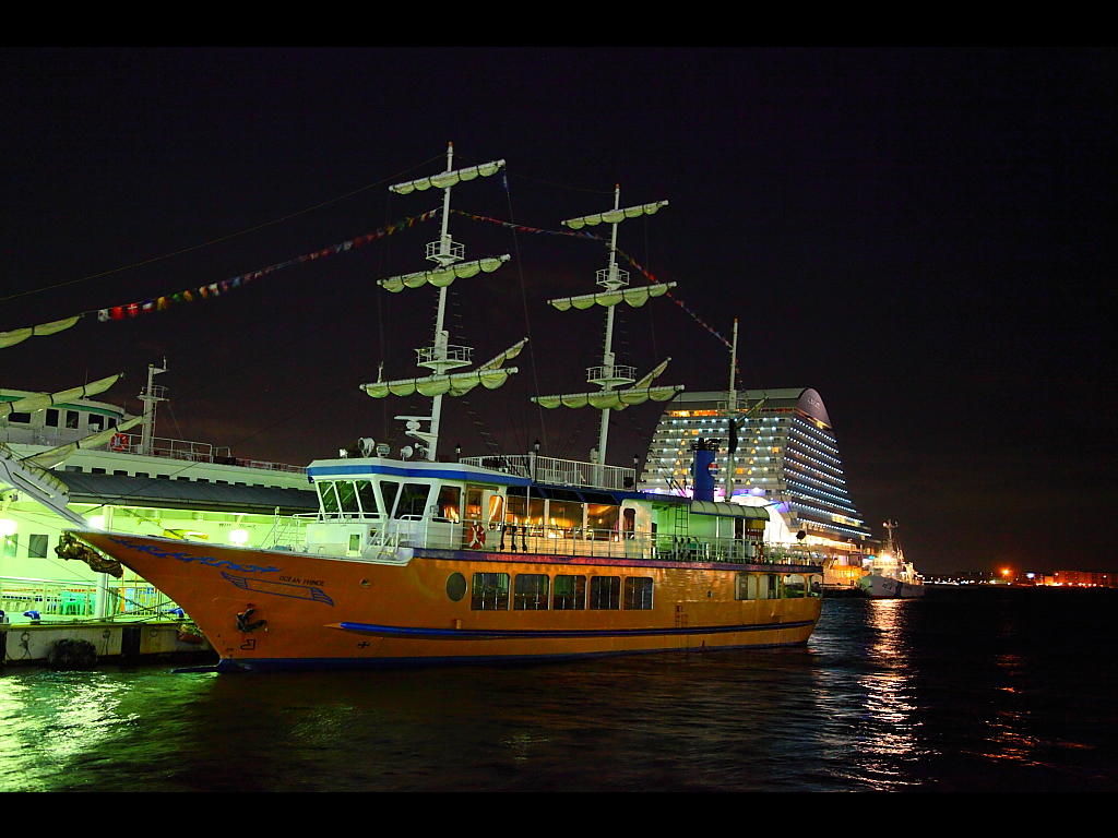 神戸港遊覧船OCEAN PRINCE　左クリックで神戸クリスマス夜景2010へ右クリック背景に設定で壁紙へ
