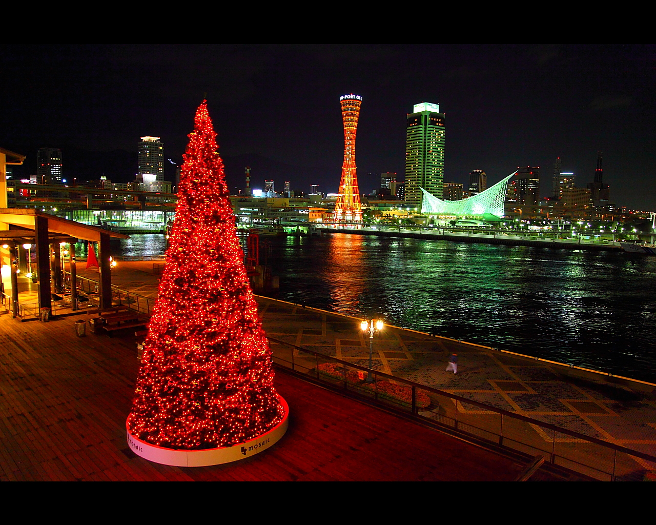 モザイク海の広場クリスマスツリーと夜景1280x1024サイズ　左クリックで神戸クリスマス夜景2010へ右クリック背景に設定で壁紙へ