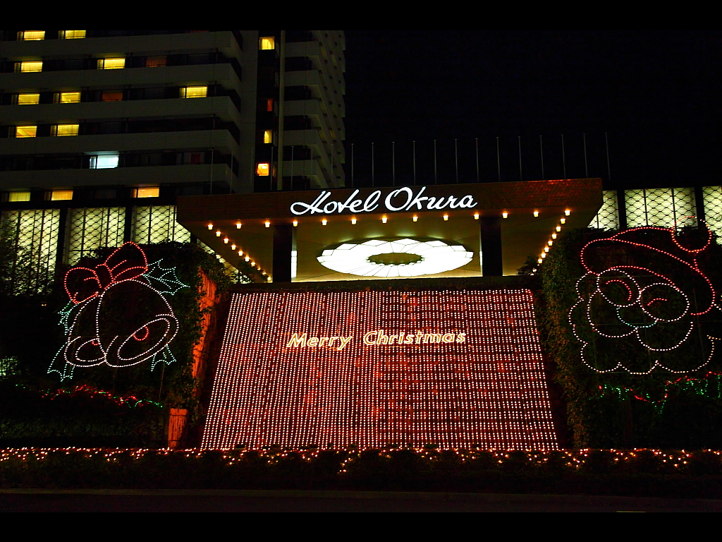 ホテルオークラ神戸のクリスマスイルミネーション　左クリックで神戸クリスマス夜景2010へ右クリック背景に設定で壁紙へ