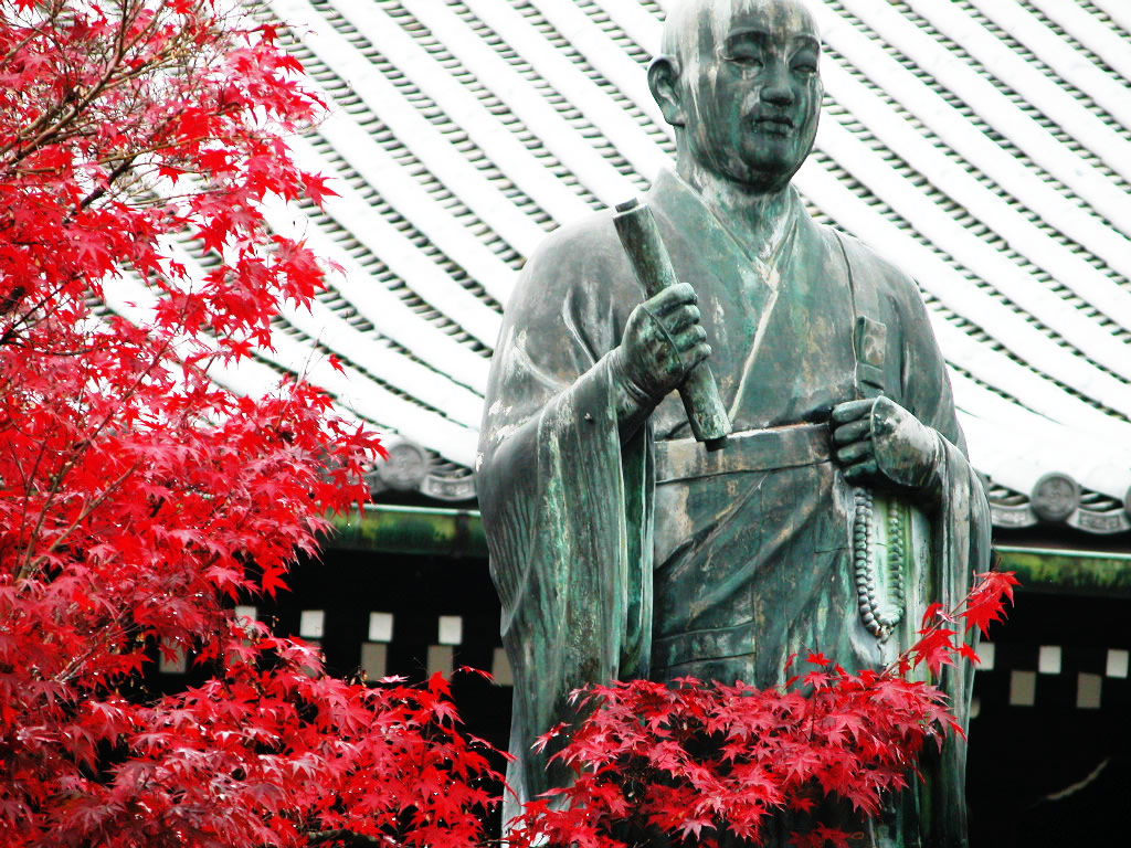 Autumnal leaves and the Honen saint statue