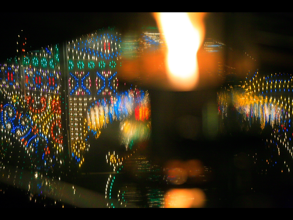 映るルミナリエの光彩　左クリックで神戸ルミナリエ2007へ右クリック背景に設定で壁紙へ