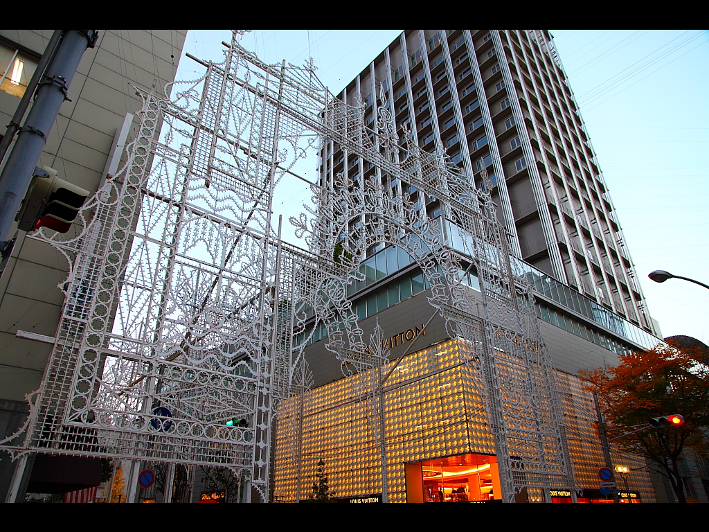 神戸市営三宮駐車場(南)　左クリックでルミナリエ2010へ右クリック背景に設定で壁紙へ