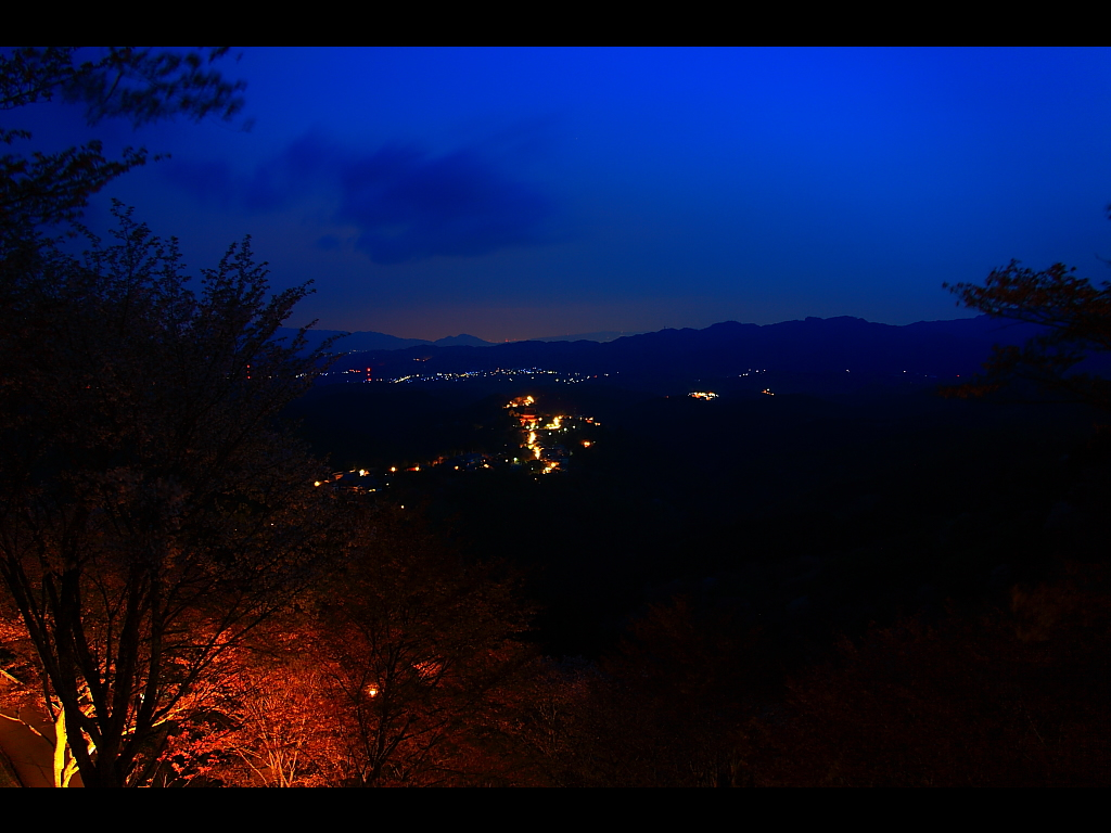 吉野花矢倉展望台夜明け前　左クリックで三多気の桜へ右クリック背景に設定で壁紙へ