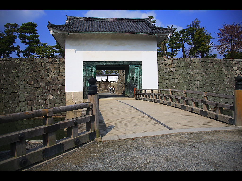 本丸への入り口・東橋と櫓門　左クリックで二条城　桜へ右クリック背景に設定で壁紙へ