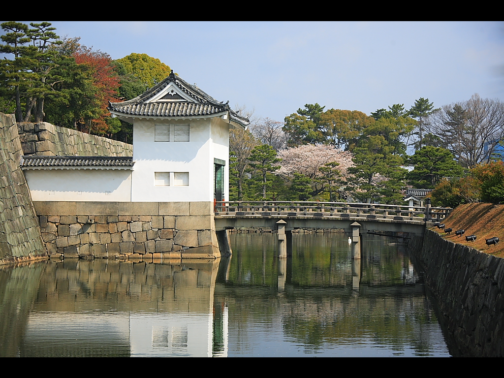桃山門付近から見る東橋と櫓門　左クリックで二条城　桜へ右クリック背景に設定で壁紙へ