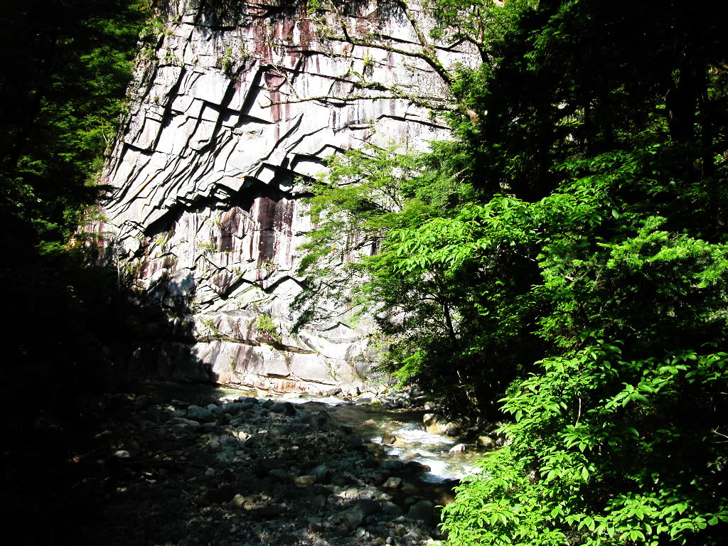 面河渓谷　鎧岩のクローズアップ　左クリックで面河渓谷・鉄砲石川へ右クリック背景に設定で壁紙へ