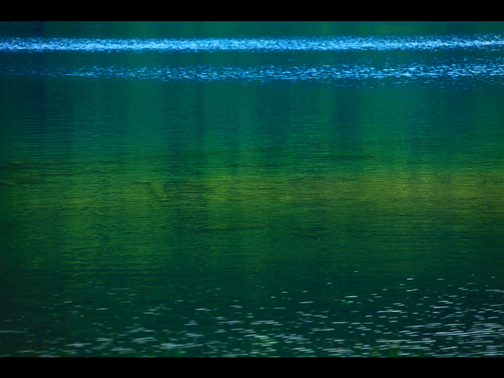 ブルーとエメラルドグリーンの湖水面