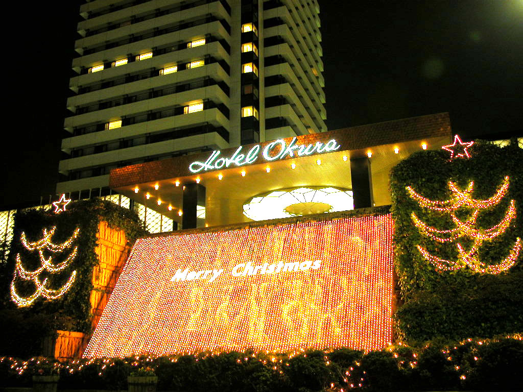 ホテルオークラ　正面玄関の夜景　左クリックでポートタワー・ホテルオークラ・クリスマスへ右クリック背景に設定で壁紙へ