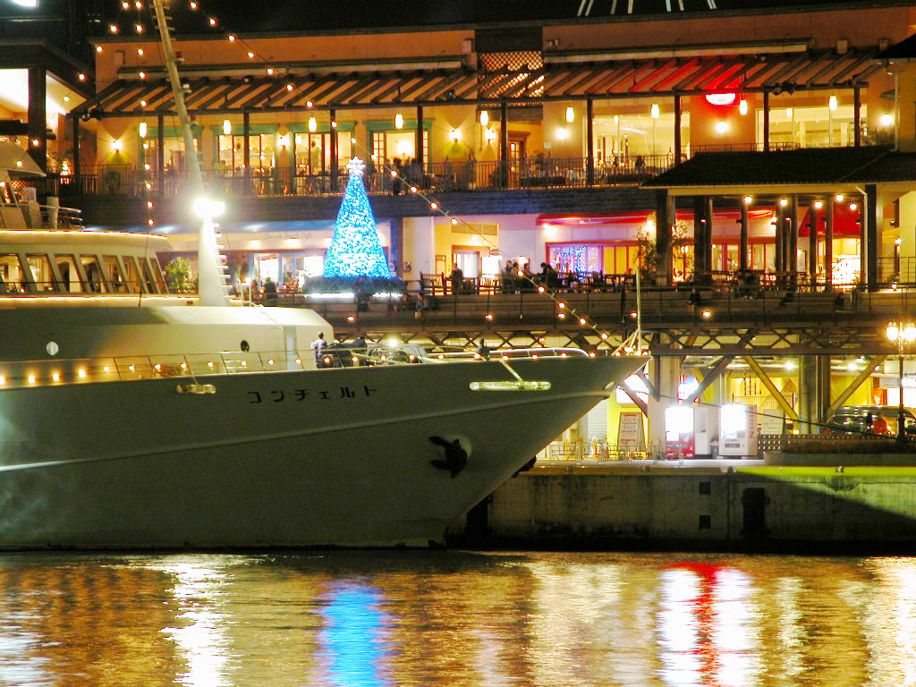 神戸モザイクブルーツリーとグルメ船コンチェルト　左クリックでポートタワー・ホテルオークラ・クリスマスへ右クリック背景に設定で壁紙へ