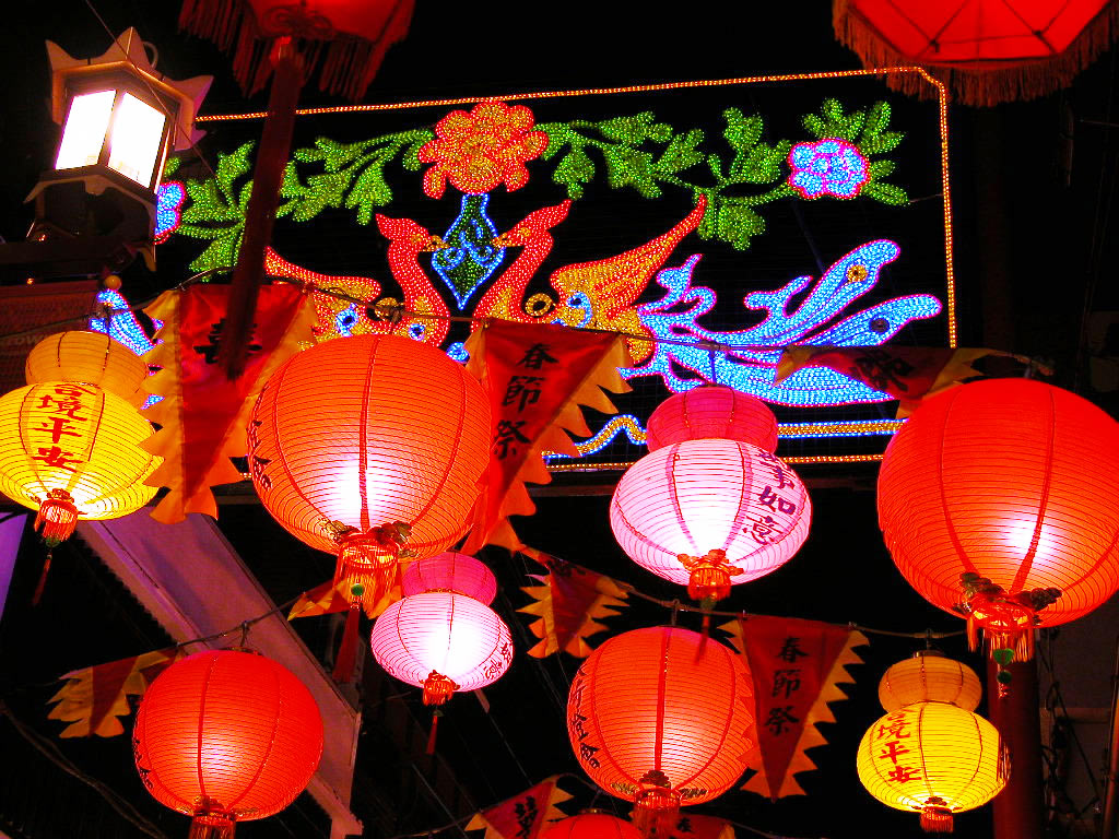 春節祭の看板と中国提灯