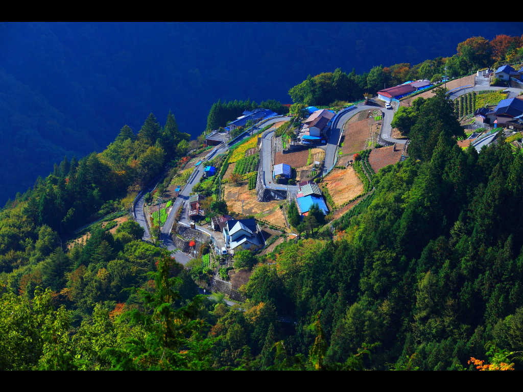 崖に囲まれているような村落　左クリックで日本のチロル下栗の里へ右クリック背景に設定で壁紙へ