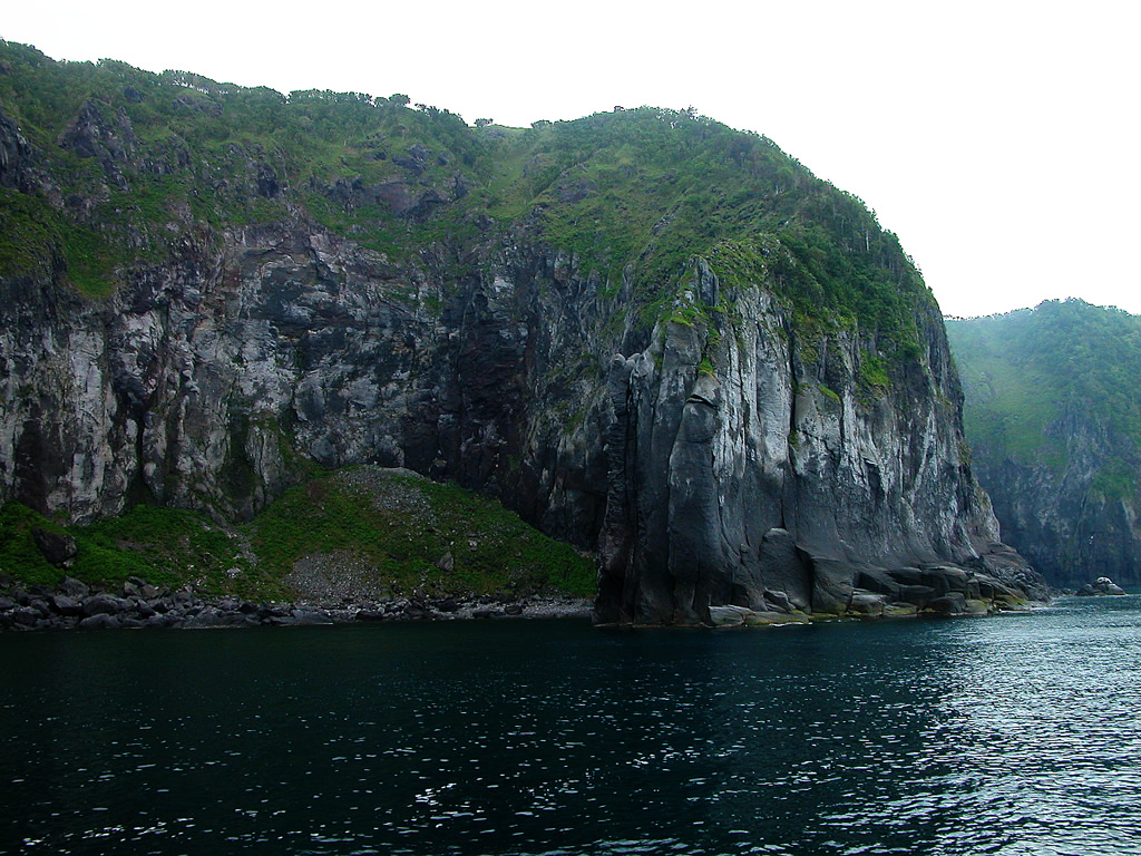 知床半島の断崖絶壁　左クリックで襟裳岬　知床半島へ右クリック背景に設定で壁紙へ