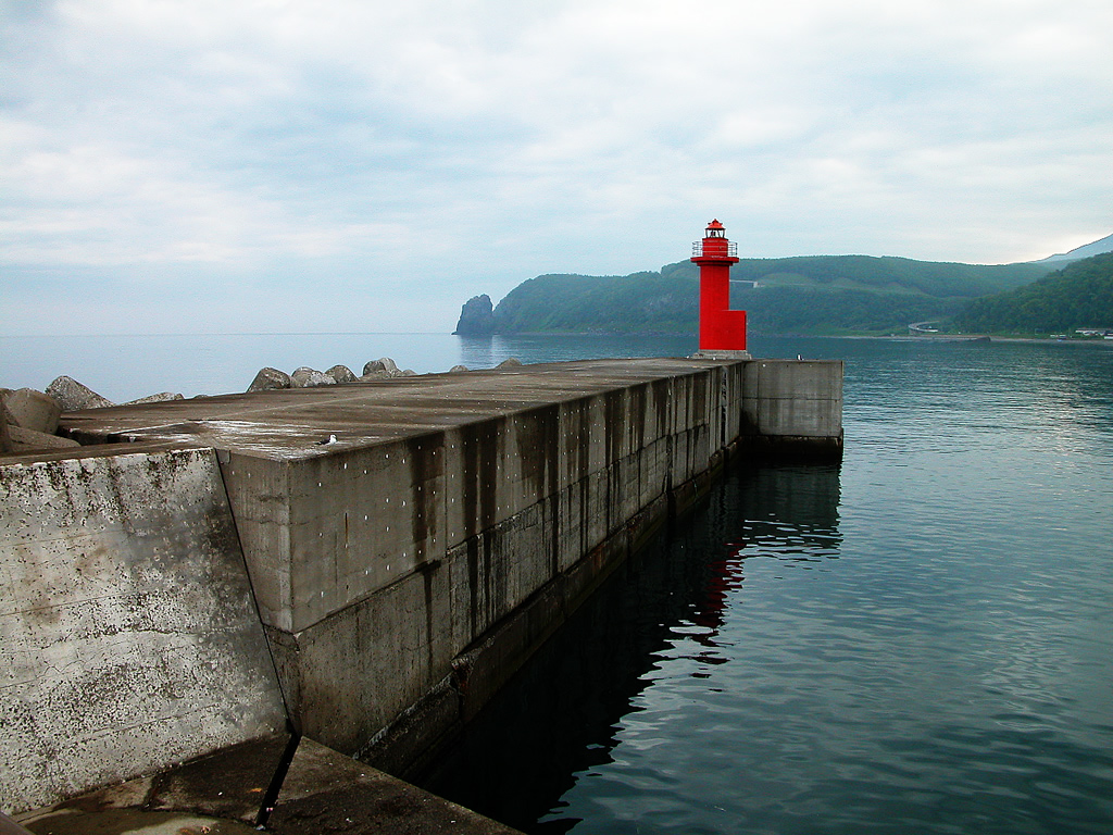 ウトロ港の灯台　左クリックで襟裳岬　知床半島へ右クリック背景に設定で壁紙へ