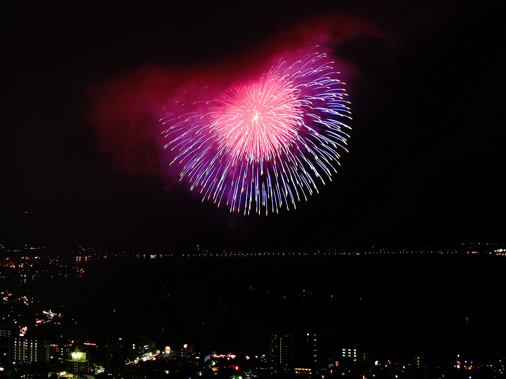 The fireworks of Lake Suwa