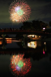 宇治川に映る花火640×960