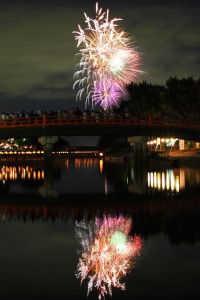 宇治川に映して見る花火640×960
