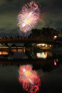 宇治川に映っている花火640x960