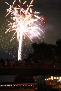 喜撰橋の上に上がる花火320x480