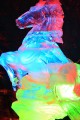 跳ねている馬の氷の彫刻640×960