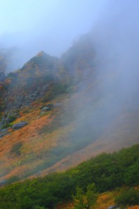 急斜面を流れ落ちる雲640×960