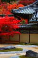 永源寺方丈前の庭園と禅堂320×480