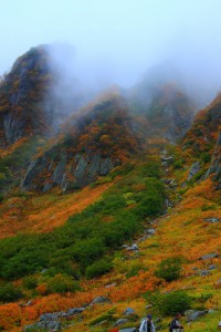 鬼の歯のように見える山々640×960