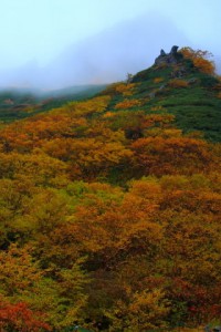 ガスがかかって見えない奥の山320×480