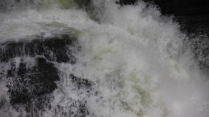 三段滝の激しい水飛沫1600×900