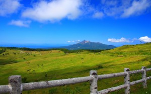 遠くに見える北海道駒ヶ岳1680×1050