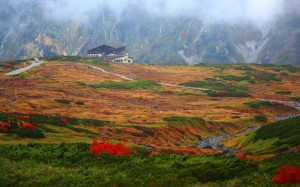 天狗平紅葉と立山高原ホテルの建物1440×900