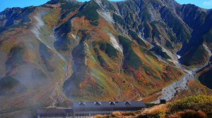 紅葉の立山連峰と雷鳥荘1600×900
