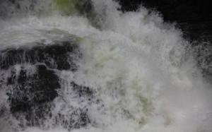 三段滝の激しい水飛沫1680×1050