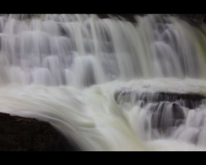 三段滝の流れの激しいところ1200×1024