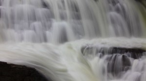 三段滝の流れの激しいところ1600×900