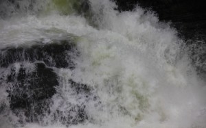 三段滝の激しい水飛沫1440×900