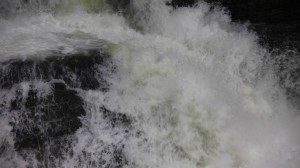 三段滝の激しい水飛沫1920×1080