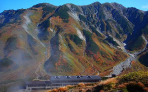 紅葉の立山連峰と雷鳥荘1680×1050