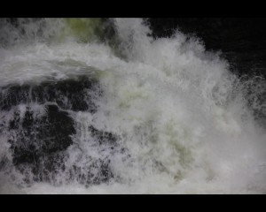 三段滝の激しい水飛沫1280×1024