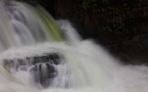 三段滝の激流1440x900