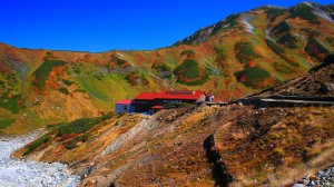 ロッジ立山連峰の赤い屋根と紅葉1920×1080