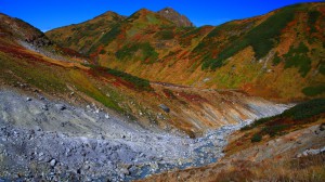 地獄谷と奥大日岳の紅葉1366×768